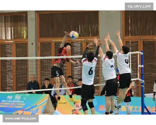 德宏“村超”气排球赛队员配合默契，扣杀有力展现团队力量