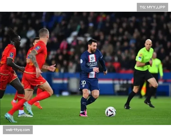 镜头下的对话：一次界外球间隙，巴黎圣日耳曼场上球员快速围拢，用手势交流阵型微调